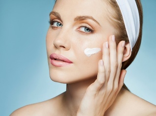 Apply the cream to the skin after the photothermolysis procedure. 