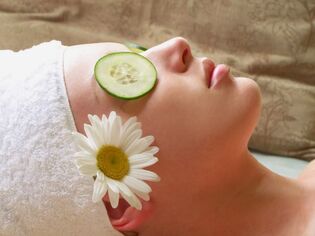 As an emergency aid for the skin around the eyes, the cucumber circles will act